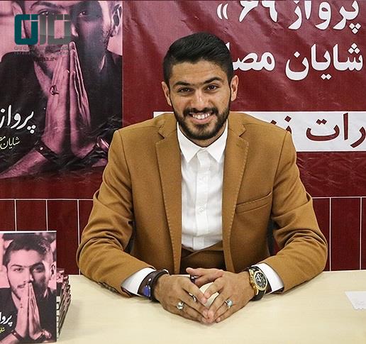 می‌خواهم فضای شعر و فوتبال را به هم متصل کنم