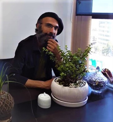 شعر کلاسیک با تنفس مصنوعی سرپاست و با وام گرفتن از مولفه های شعر آزاد خودش را حفظ کرده است