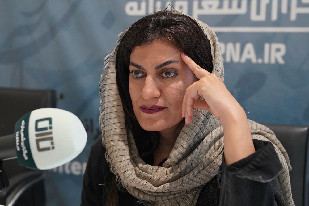 شاعر توانمند کلمات سخت را تبدیل به واژه ای شاعرانه می کند
